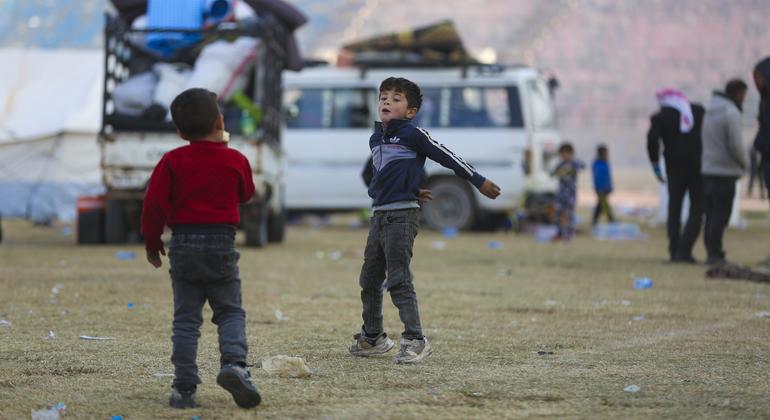 $!Dos niños juegan en un centro de acogida de la ciudad de Raqqa, en el norte de Siria. Sus familias han regresado recientemente al país.