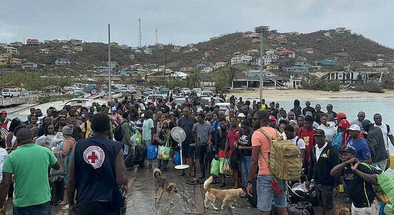 $!Los residentes de Isla Unión en San Vicente y las Granadinas abordan un ferry para llegar a un refugio y protegerse del huracán Beryl.