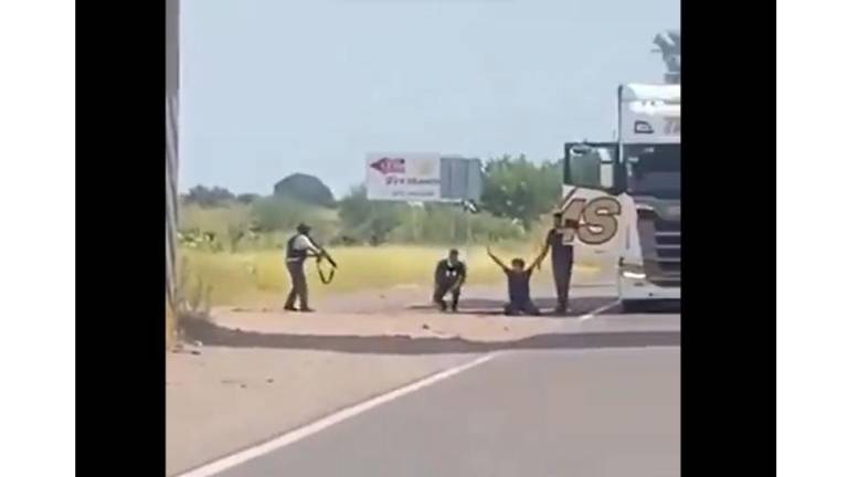 Elementos de la Guardia Nacional someten a quienes se habían robado un tráiler en la autopista Mazatlán-Culiacán.