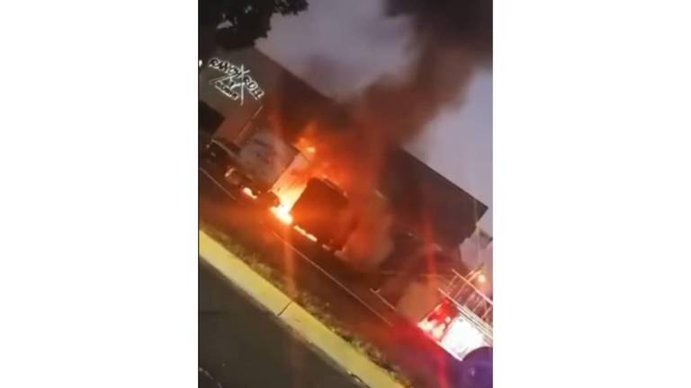 Una camioneta se incendia afuera del sushi tras ser atacado a balazos