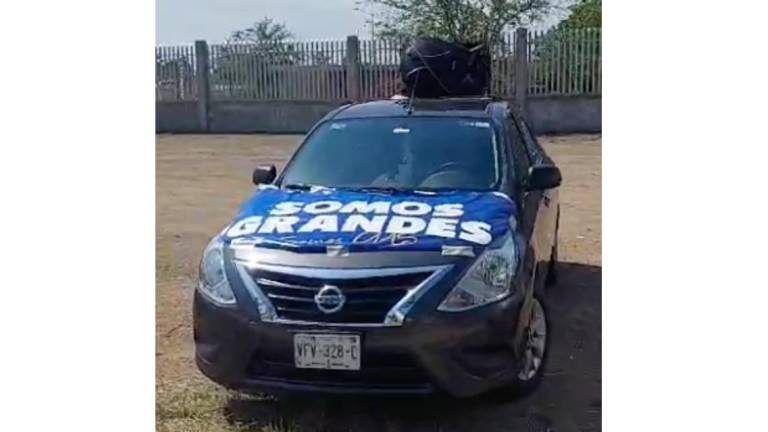 Personal de la UAS coloca bocinas donde un grupo de maestros mantiene una protesta en Rectoría.