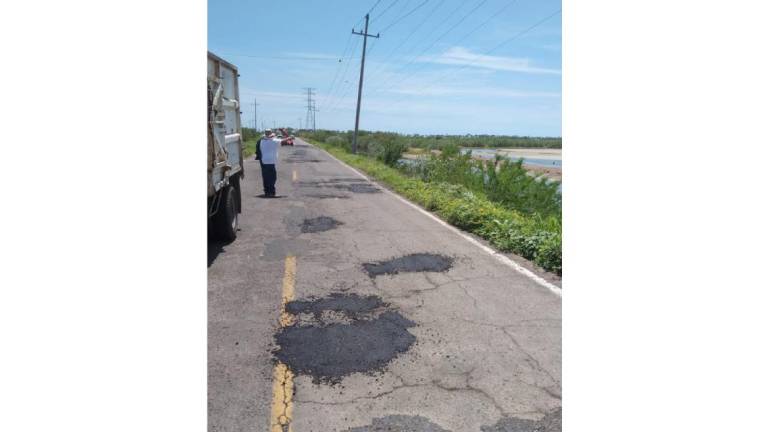 Programa de bacheo del Gobierno de Escuinapa sobre la carretera a Teacapán.