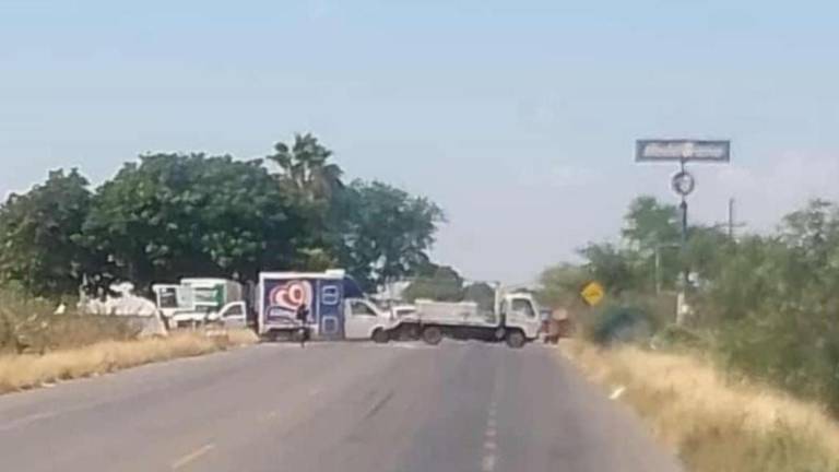 Grupo armado bloquea la autopista Culiacán-Mazatlán con vehículos despojados