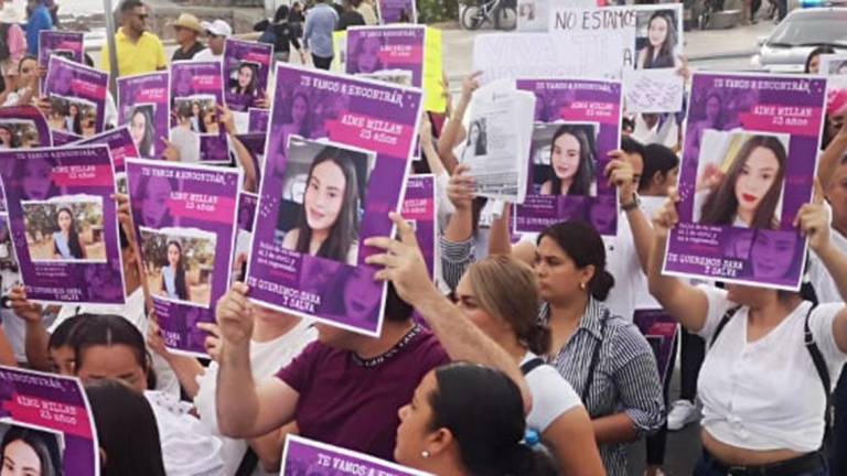 Familiares y amigos de Aimé Joanna durante la manifestación del lunes en Mazatlán.