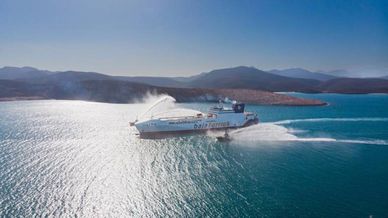 Llagada del buque California Star, de Baja Ferries, al puerto de La Paz, en Baja California Sur.