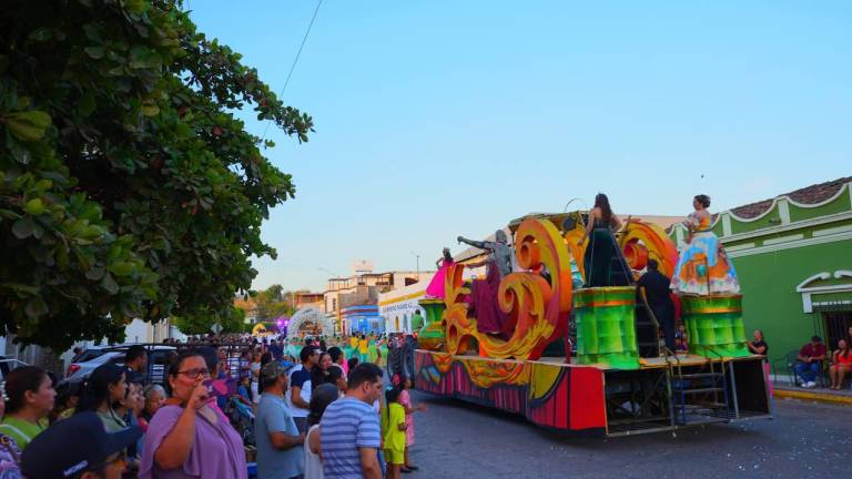 En El Rosario, Sinaloa celebran la Feria de Primavera con desfile de carros alegóricos.