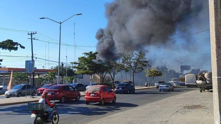 Quema de basura se convierte en incendio cerca de una gasera en Mazatlán; reportan 25 motos dañadas