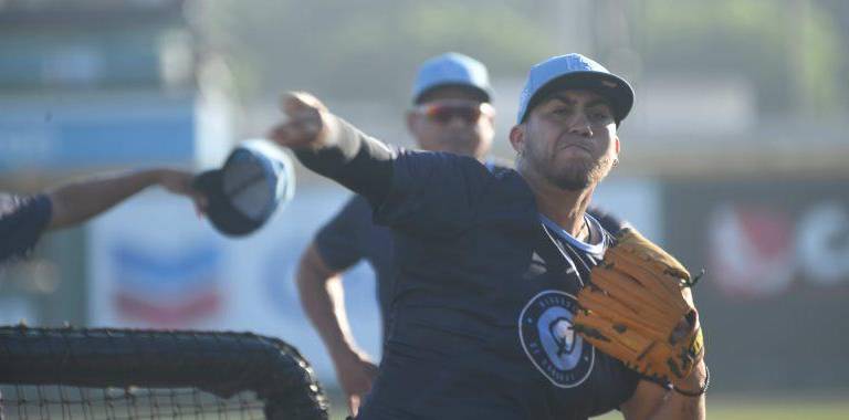 Víctor Buelna enseñó su buen control y excelente velocidad.