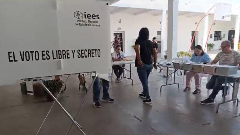 Casilla especial para los electores fuera de su sección o distrito electoral instalada en el Palacio Municipal de Escuinapa.