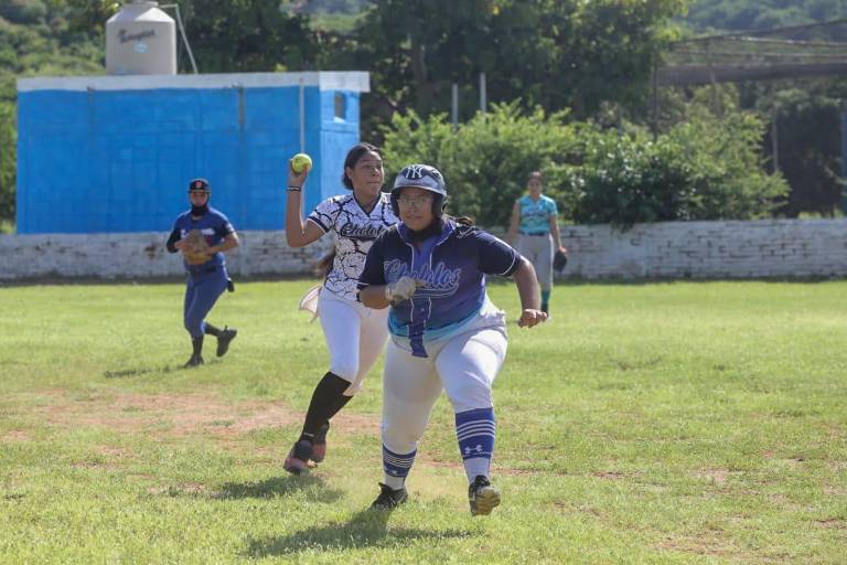 Reales apalea a Potras en Softbol Novatas, en Club Chololos