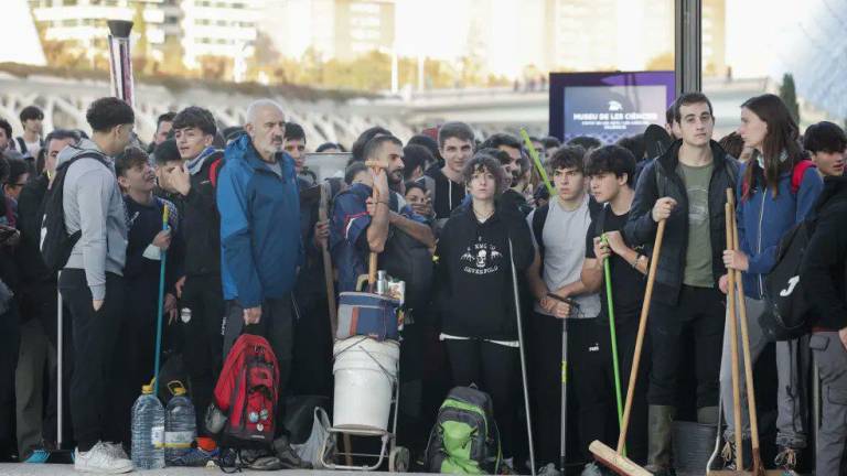 Miles de voluntarios ayudan a limpiar el espeso barro que cubre todo en calles, casas y negocios en las localidades más afectadas.