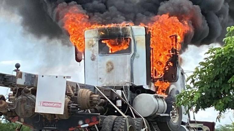 El tráiler circulaba de norte a sur sobre el Libramiento Mazatlán.