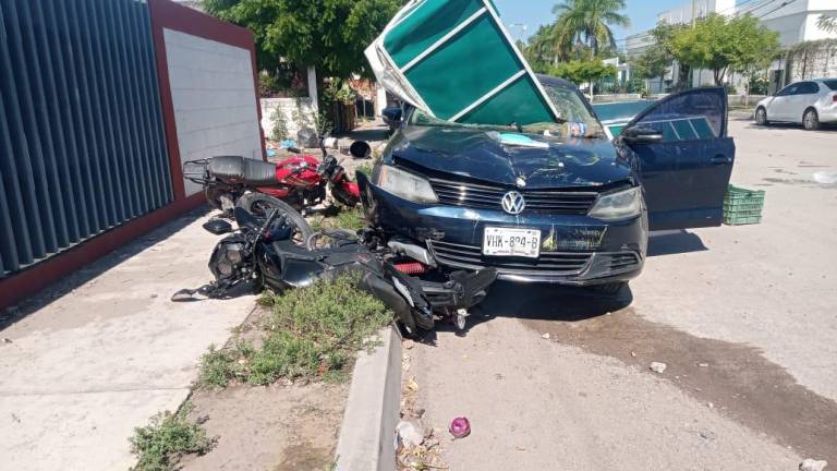 Un auto perdió el control y se impactó con una carreta de mariscos en Escuinapa.