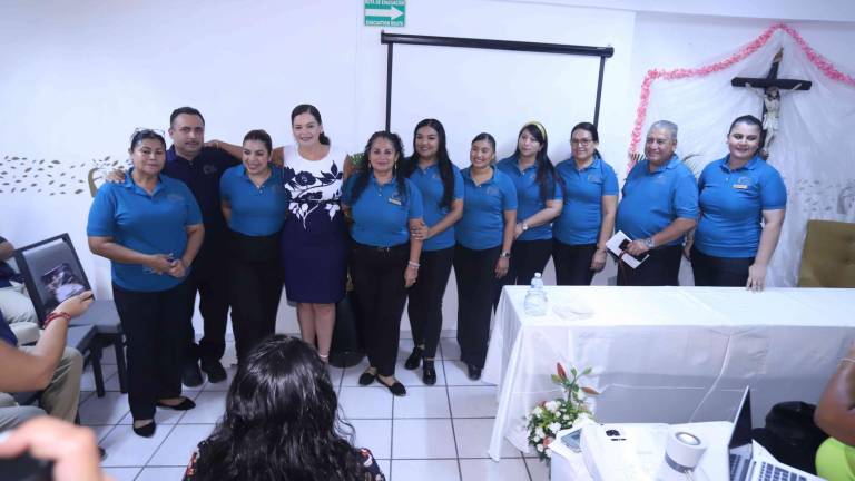 Los colaboradores del Centro de Asistencia Social Fundación Letty Coppel, felices de festejar el sexto aniversario.