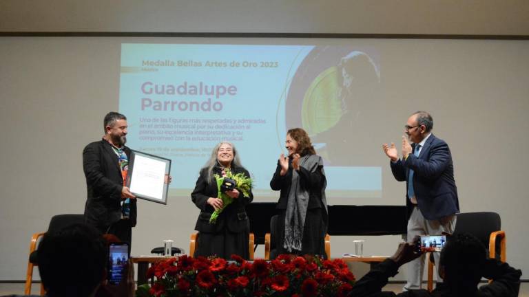 Guadalupe Parrondo recibió la medalla de manos de las autoridades de cultura.