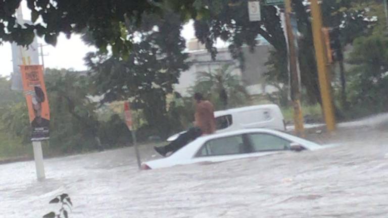 Lluvia torrencial en Culiacán provoca daños: hay autos arrastrados y personas varadas