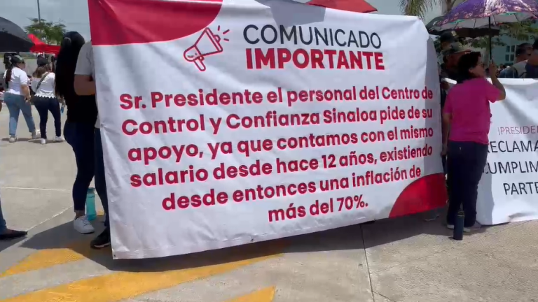 Los trabajadores se manifestaron a las afueras del nuevo Hospital General de Culiacán.