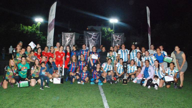 Los equipos reciben su premiación.