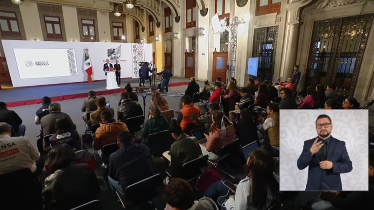 Autoridades de Pemex y de Energía informan en la conferencia presidencial sobre la fuga del jueves en la refinería Deer Park.