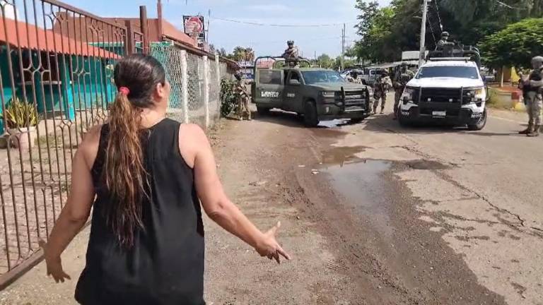 Los agentes castrenses permanecieron expectantes ante los reclamos.