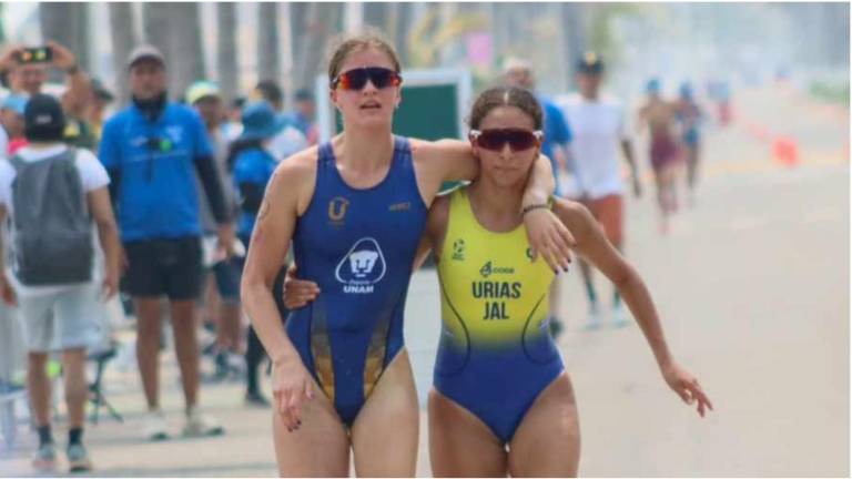 Gabriela Urías ayuda a Vivianne Cramer a cruzar la meta.