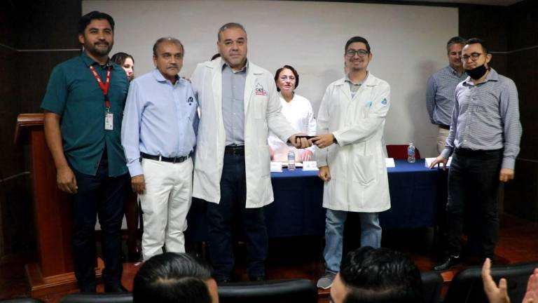 Reconocen la investigación científica de dos profesionales del Hospital General de Culiacán