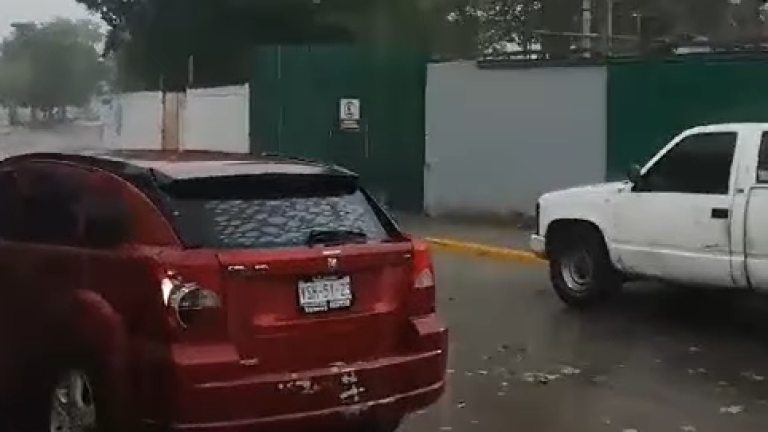 Los fuertes vientos y la lluvia de este lunes dejaron a navolatenses sin energía eléctrica.