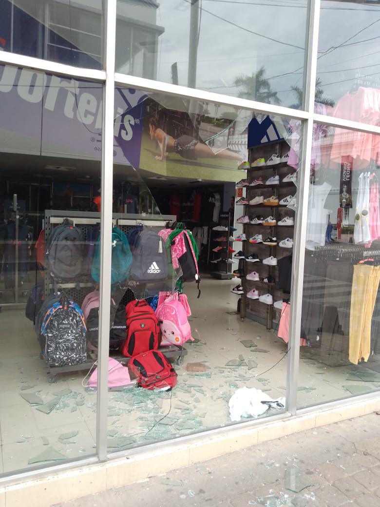 $!En medio de violencia, vandalizan tiendas comerciales en Culiacán