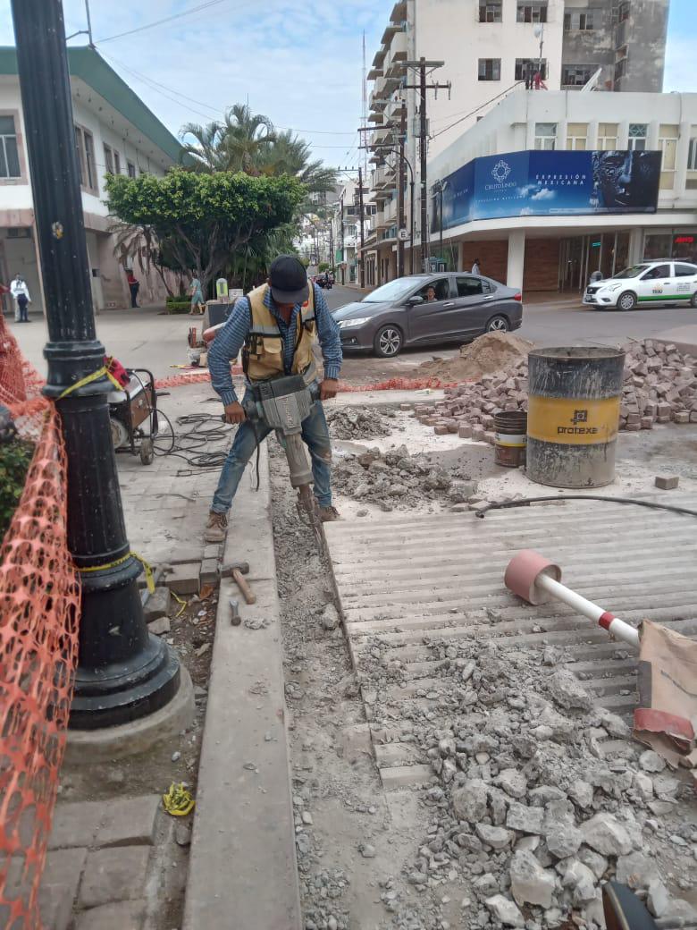 $!Lluvia evidencia mala planeación de paso peatonal elevado afuera de Catedral, en Mazatlán