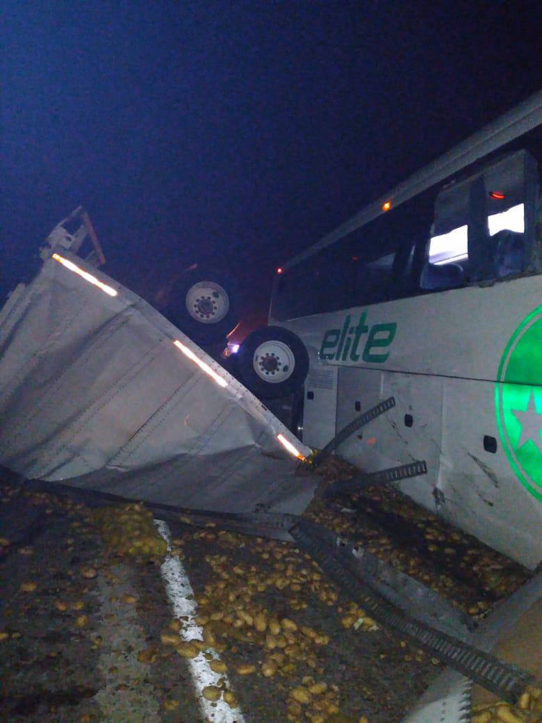 $!El autobús chocó contra el remolque del camión de carga.