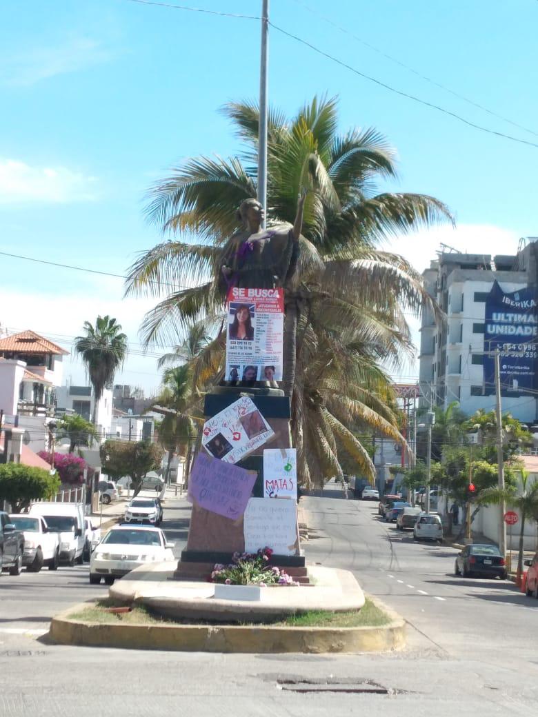 $!Exigen con mantas en Mazatlán un alto a la violencia de género