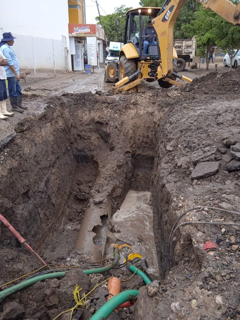 $!Otra vez suspenden abasto de agua en sur de Culiacán por tubería rota