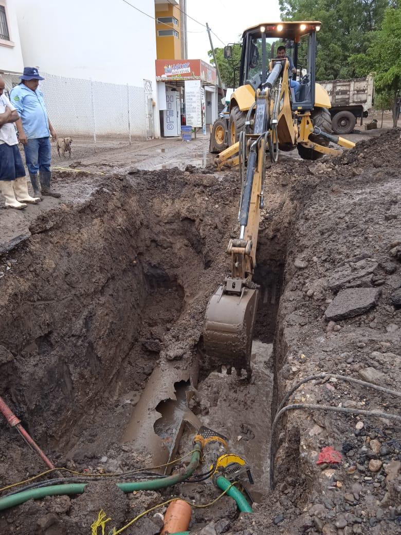 $!Otra vez suspenden abasto de agua en sur de Culiacán por tubería rota