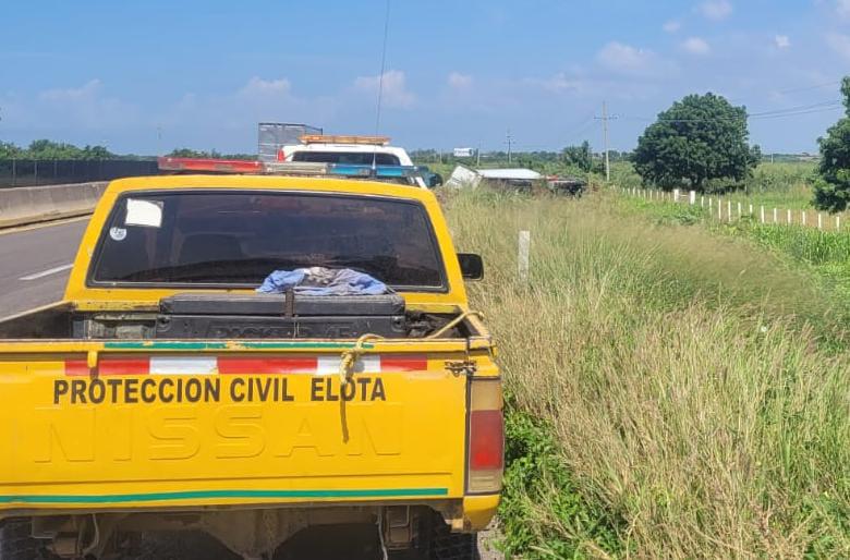 $!Tráiler vuelca en la Autopista Mazatlán-Culiacán, a la altura de La Cruz de Elota