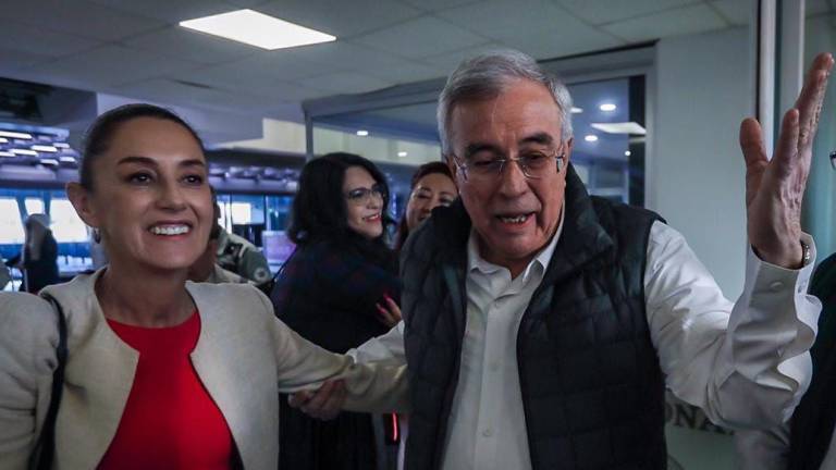 Rubén Rocha Moya recibe a Claudia Sheinbaum en el Aeropuerto Internacional de Culiacán.