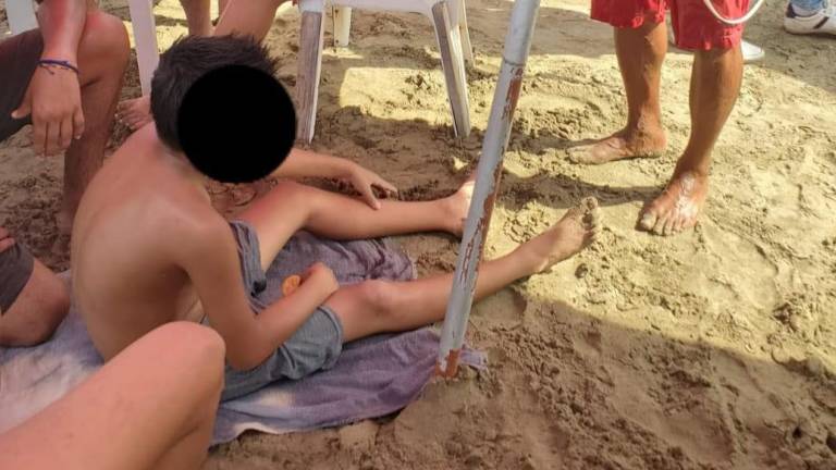 Un niño de 10 años fue uno de los turistas rescatados en las playas por salvavidas de Mazatlán.