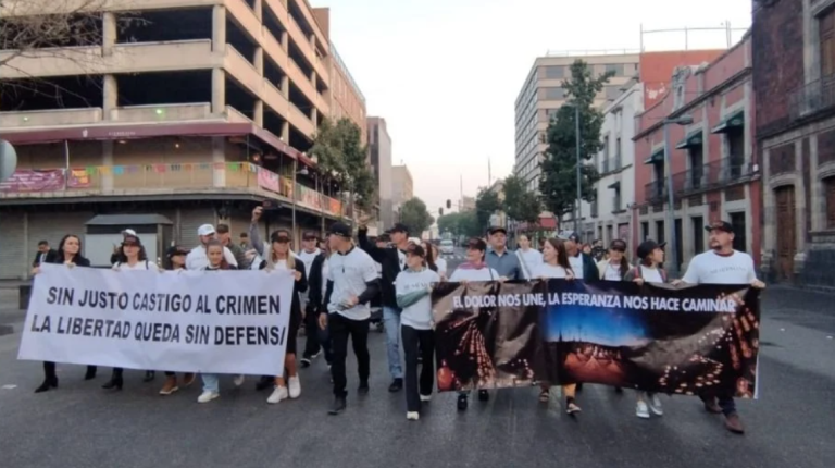 Decenas de personas marcharon en la Ciudad de México hasta llegar a Palacio Nacional.