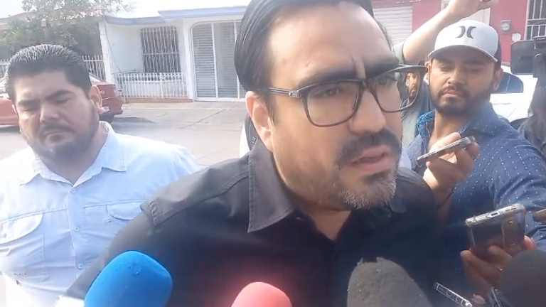 Juan de Dios Gámez Mendívil acude a emitir su voto en el sector Villa Satélite, en Culiacán.