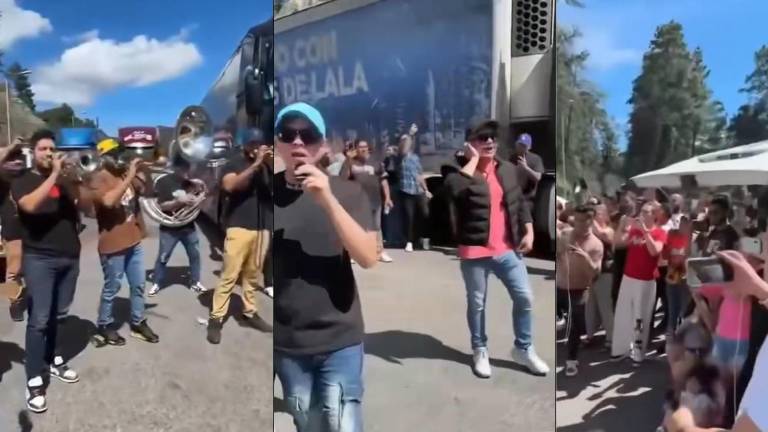 La Banda Los Recoditos se puso a tocar en la carretera libre Durango-Mazatlán donde se quedó varada por los bloqueos.