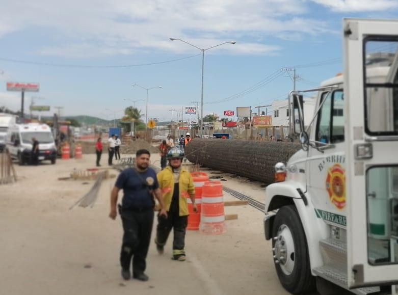 $!Estructura de varillas atrapa a obrero en construcción del Paso Superior en Mazatlán