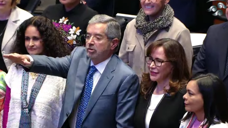 Juan Ramón de la Fuente rinde protesta en la Cámara de Senadores tras aprobarse su designación como Secretario de Relaciones Exteriores.