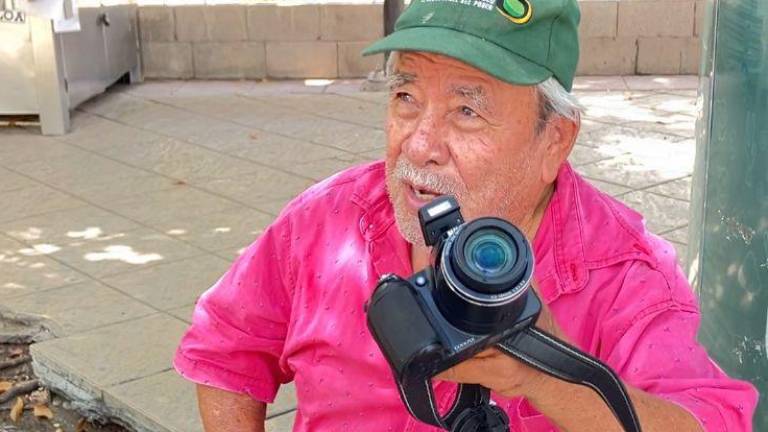 Don Rafael Aispuro tiene 84 años y desde los 23 se dedica a captar sonrisas de la gente.
