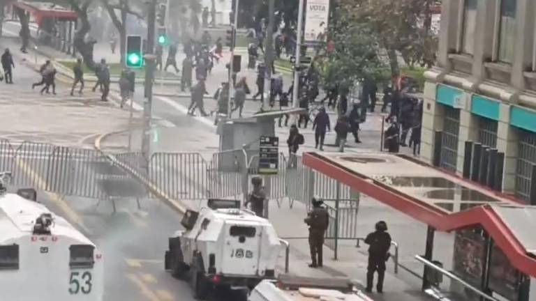 Policías antimotines se enfrentaron a encapuchados y manifestantes en las calles de Santiago de Chile.