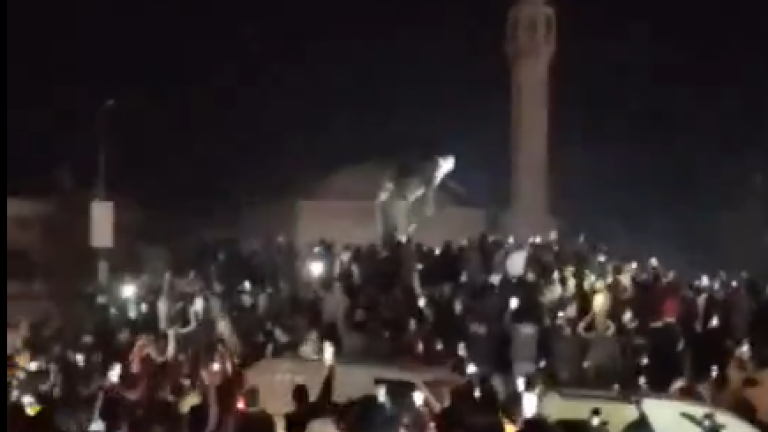 Sirios salena celebrar la caída de Bashar Assad y derriban una de sus estatuas.