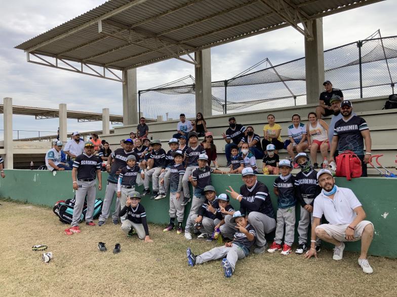 $!Jugadores, entrenadores y padres de familia del equipo Saraperos de Coahuila.