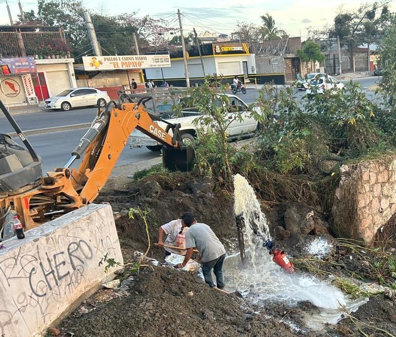 $!Rompen válvula y caen miles de litros de aguas negras al arroyo Jabalines