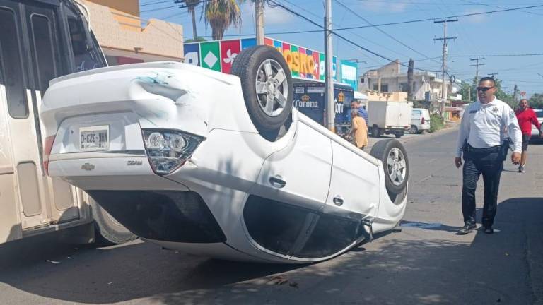 Conductor choca contra camioneta estacionada y vuelca, en Mazatlán