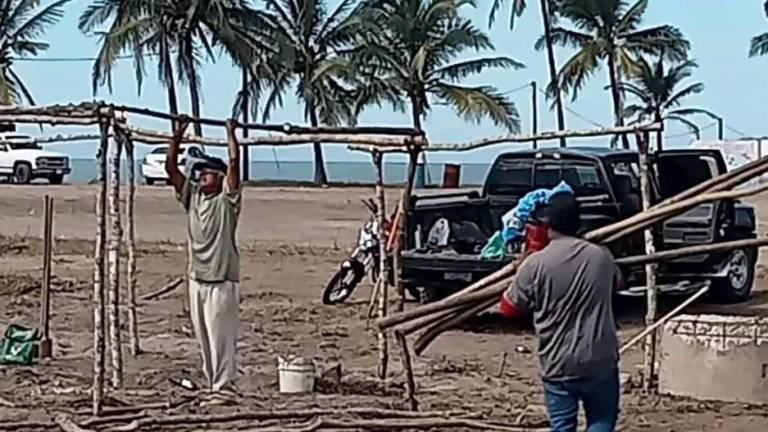 En Las Cabras se empieza a construir el campamento de quienes harán las enramadas para las fiestas tradicionales.