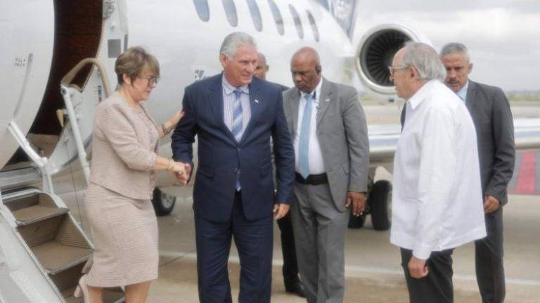 El Presidente de Cuba, Miguel Díaz-Canel Bermúdez, en el Aeropuerto Internacional Felipe Ángeles.