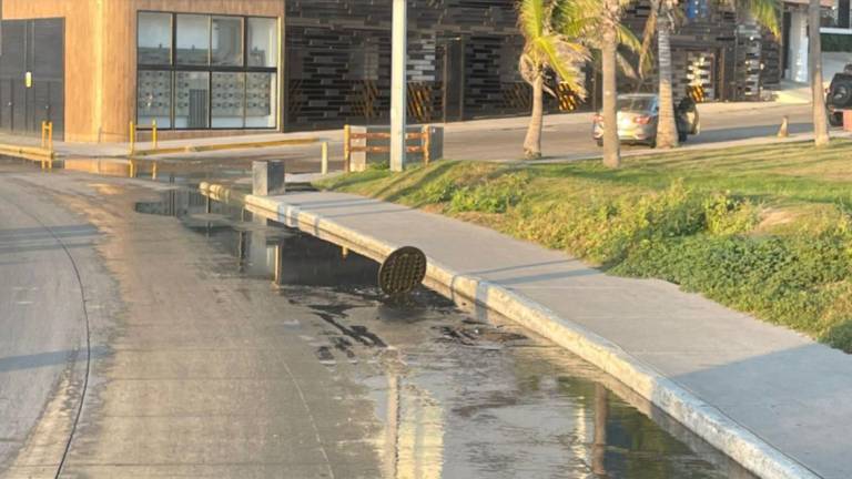 Jumapam maniobró durante más de dos horas sobre la red de atarjeas del malecón, a la altura del Parque Ciudades Hermanas y la Colonia Los Pinos, y extrajo más de 100 kilos de desechos sólidos, entre los que destacaban las toallitas húmedas.